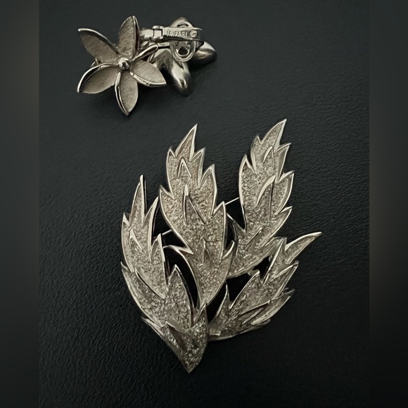 Trifari Jewelry - Vintage 1970's Trifari silver Tone Fire Flame Brooch Pin and earrings